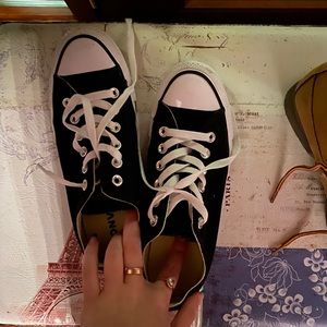 BLACK LOW TOP CONVERSE